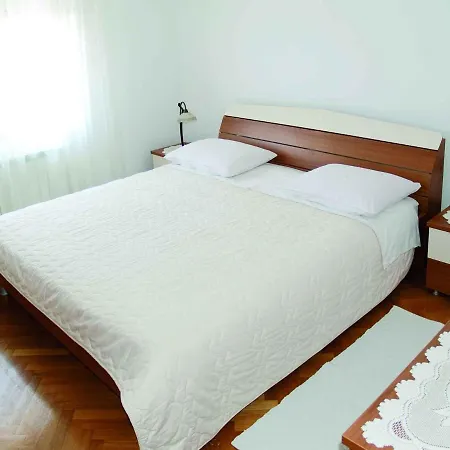 Apartman House And Apts. In Porec/istrien 33148 *