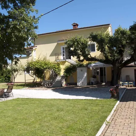 Apartman House And Apts. In Porec/istrien 33148 *